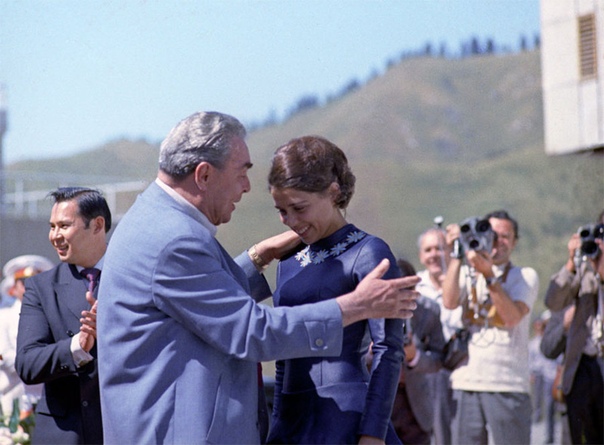 Леонид Брежнев и Ирина Роднина на Ледовом стадионе в Медео. 16 августа 1973 года.