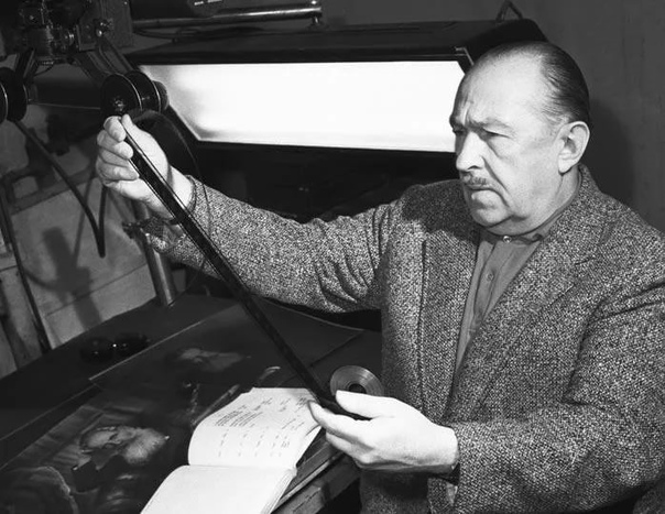 Придумал программу «Клуб кинопутешественников» кинодокументалист Владимир Шнейдеров. В 1928 году он снимал Йемен, Памир и из накопившихся выпусков «Альманахов кинопутешествий» родилась в 1960-е годы идея программы «Клуб кинопутешественников». Сам Шнейдеров был ее ведущим в течение 13 лет. После его ухода из жизни на место ведущего был приглашен профессор Банников. Он был очень интересной личностью, обладал прекрасной речью и непопулярной тогда «дореволюционной» бородкой. Позже программу вел Толстиков – человек с колоссальным опытом в области исследования Арктики. А вскоре из первого плавания на папирусной лодке «Ра» вернулся Юрий Сенкевич, который вскоре был приглашен в «Клуб кинопутешественников» в качестве ведущего.