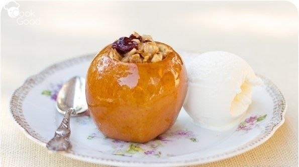 Яблоки с начинкой из меда, сухофруктов и с мороженым 