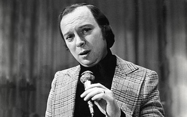 Валерий Ободзинский – один из самых известных исполнителей семидесятых – восьмидесятых годов прошлого века. Его своеобразная манера исполнения, приятный голос и отличный репертуар сделали своё дело. Певец часто ездил на гастроли, собирая аншлаги.