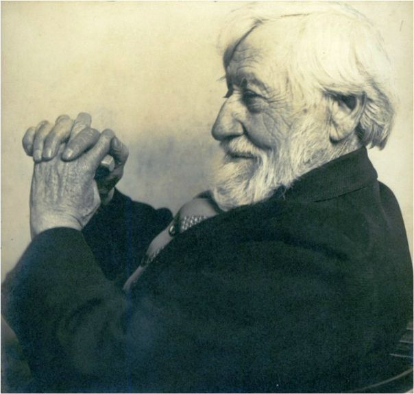 Артур Хейгейт Макмердо ( Arthur Heygate Mackmurdo, 1851- 1942) — английский художник и архитектор, лидер движения Искусств и ремесел. В 1882 году, совместно с художниками Гербертом Хорном и Сельвином Имеджем, Макмердо организовал студию «Гильдия века», в которой в традициях мастерской Уильяма Морриса изготавливались предметы декоративного искусства и элементы оформления интерьеров: мебель, ткани, обои. Основными поставщиками идей и разработчиками были сами художники. 