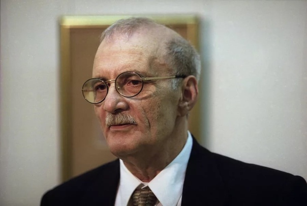25 августа 1930 года в Тбилиси родился Георгий Николаевич Данелия. Вскоре его семья переехала в Москву, где и прошло детство Георгия Николаевича. 