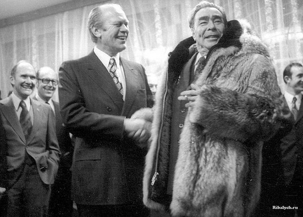 Леонид Брежнев и Джеральд Форд после вручения подарка. (1974). 