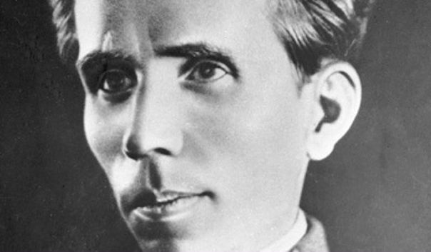 29 сентября 1904 года в селе Вилия, ныне Ровенской области (Украина)родился Николай Алексеевич Островский, в семье рабочего. Досрочно он был принят в церковно-приходскую школу «по причине незаурядных способностей», которую окончил в 9 лет с похвальным листом. В революционный период он сблизился с большевиками, во время немецкой оккупации участвовал в подпольной деятельности, Октябрьскую революцию принял с восторгом. В 1919 году Островский вступил в комсомол и ушел на фронт добровольцем. После тяжелого ранения в 1920 году он был демобилизован и с этого времени находился на трудовом фронте – на восстановлении народного хозяйства. 