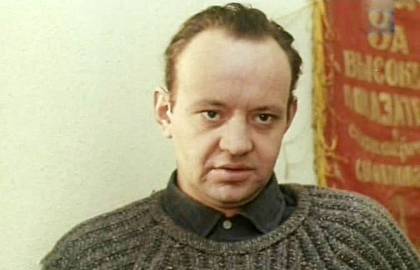 Перфилов Лев Алексеевич – известный советский актёр, его называли королём эпизода. Каждого персонажа ему удавалось сделать ярким и запоминающимся. Лев Алексеевич снялся в 120 фильмах, многие стали культовыми. 