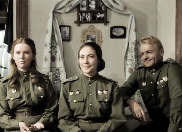 В 1976 году Евгения Симонова окончила ВТУ имени Б.В. Щукина, была приглашена в Московский академический театр им. Вл. Маяковского, в котором служит всю жизнь. 
