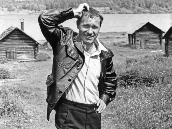 2 октября 1974 года Василий Макарович Шукшин скоропостижно скончался в период съёмок фильма «Они сражались за Родину» в станице Клетская, Волгоградской области. 