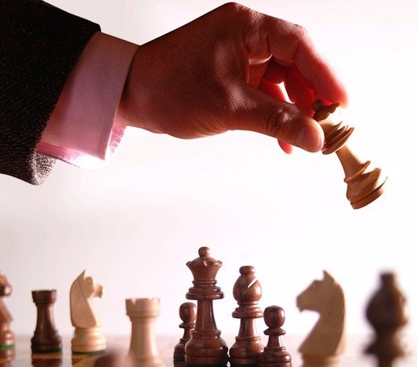 Никогда не предпринимай никаких сложных ходов, если того же можно достичь гораздо более простыми способами. Это — одно из самых мудрых правил жизни. Применять его на деле очень трудно. Особенно интеллигентам и романтикам.