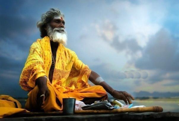 Наши дома всё больше, а семьи всё меньше. У нас больше удобств, но меньше времени. Больше ученых степеней, но меньше здравого смысла. Больше знаний, но меньше способности к трезвому суждению. Больше специалистов, но еще больше проблем. Больше лекарств, но меньше здоровья. Мы проделали долгий путь до луны и обратно, но нам сложно перейти улицу, чтоб встретиться с новым соседом. Мы создали множество компьютеров для хранения и копирования огромных объёмов информации, но стали меньше общаться друг с другом. Мы выиграли в количестве, но проиграли в качестве.