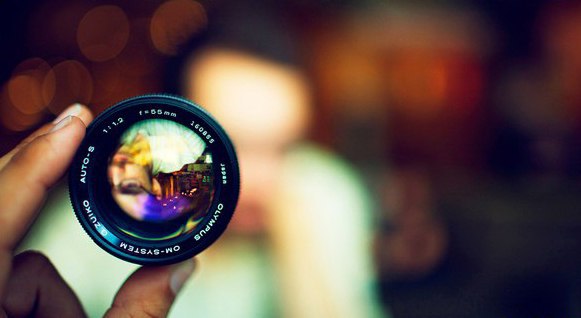 Только тот, кто рассматривает свои собственные ошибки через увеличительное стекло, а ошибки других через уменьшительное, — способен постичь относительное значение того и другого.