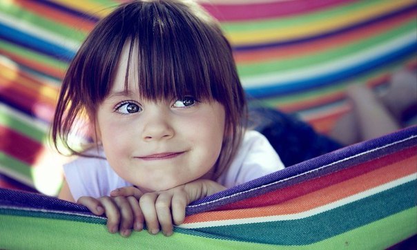 Как же мало для счастья нам надо, лишь бы только в душе был уют. И беспечность, как в детстве когда-то, и уверенность в том, что нас ждут. И не важно совсем кто и где. Если ждут, значит, ты ещё нужен. Пусть у каждого будет в судьбе тот причал, что спасёт и укроет от стужи.