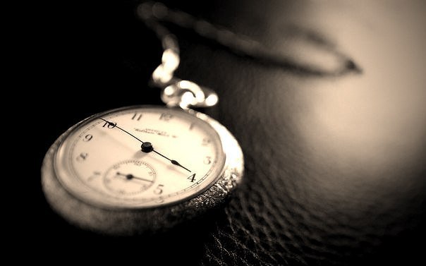 Посмотри на часы - cтрелки бегут только вперед. А знаешь, почему Потому что прошлое уже не имеет никакого значения.