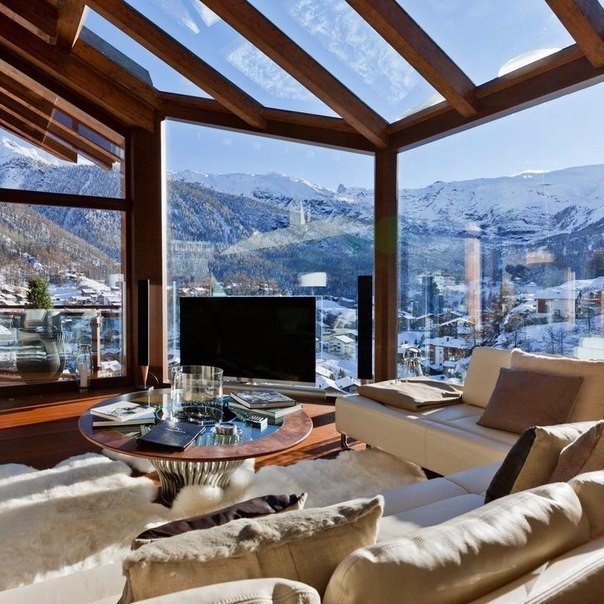 Просто мне позарез нужно, чтобы иногда случалось нечто из ряда вон выходящее. Необыкновенное. Необъяснимое.