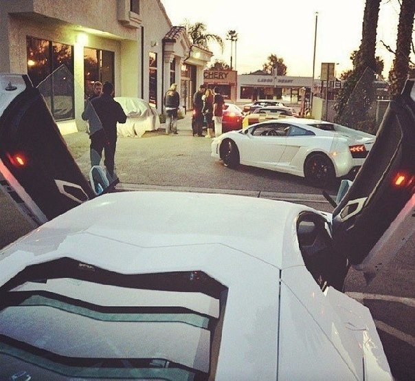 Завидуют те люди, которые сидят в жопе, мечтая добиться того же, что и ты.