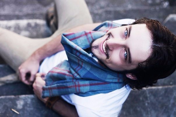 Больше всего на свете я люблю быть занятым весь день, потом вечер провести с друзьями и к ночи оказаться совершенно вымотанным. В такие моменты у меня нет времени думать о чем-то. Я просто прихожу домой и ложусь спать с мыслями, какой же все-таки крутой был день.