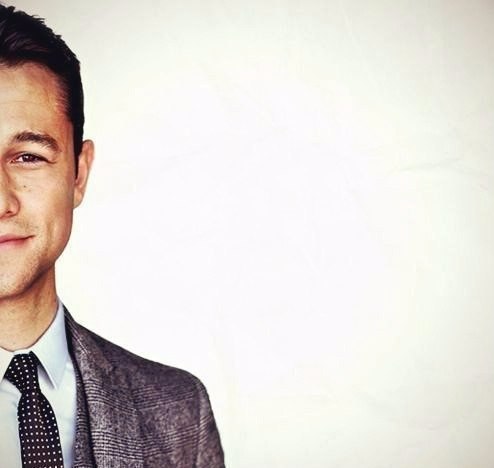 Развивайте характер лидера, логику, бизнес IQ, умение общаться с людьми, разработай жесты и мимику, манипулирование, ораторские навыки. Увлекайтесь всем.