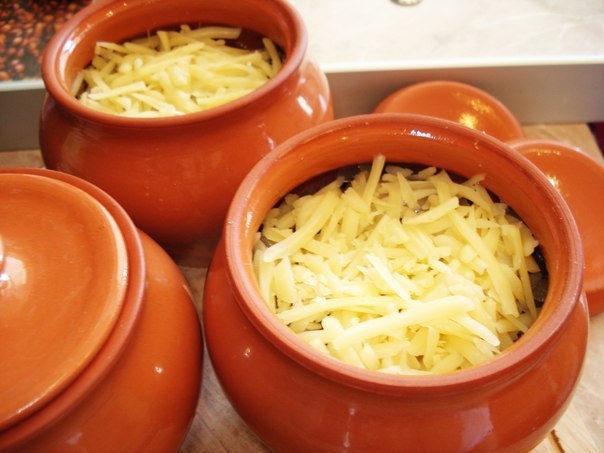 МЯСО В ГОРШОЧКЕ С СЫРОМ 