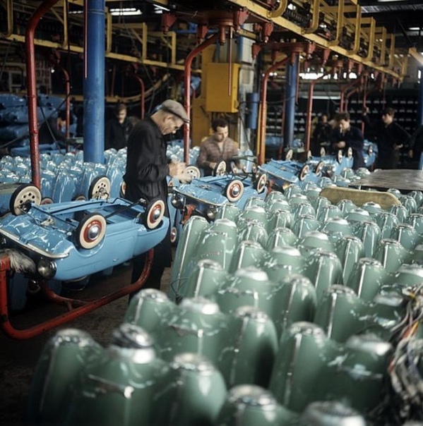 Цех по производству детских педальных автомобилей на АЗЛК, 1970 год, Москва .