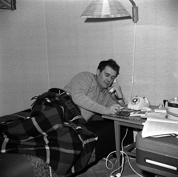 Кинорежиссёр Э. А. Рязанов в домашней обстановке, г. Москва, 1960-е г.