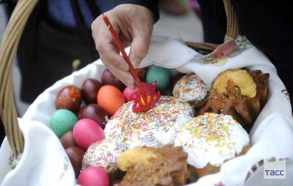 Почти половина россиян будет готовить куличи и красить яйца к Пасхе, показал опрос ВЦИОМ. Россияне планируют провести праздник в гостях или дома, а также отправиться ко всенощной в пасхальную ночь: