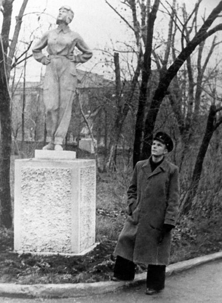 Юрий Гагарин возле скульптуры 