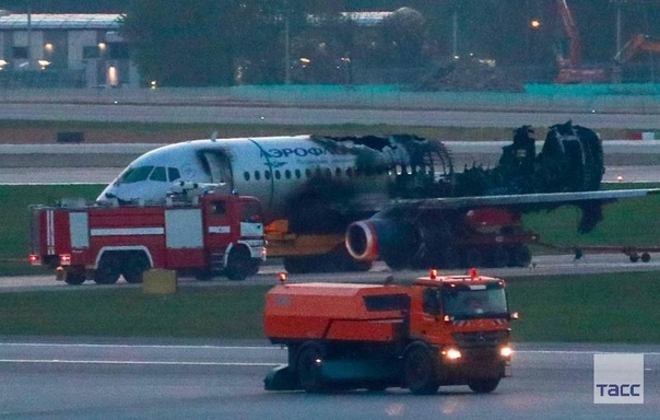 Самолет SSJ100 вернулся в аэропорт перед катастрофой из-за потери связи и автоматического управления бортом, заявили в Шереметьево: