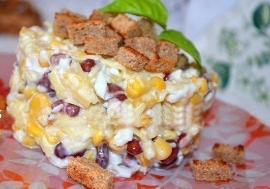 Салат с фасолью, сыром и сухариками 