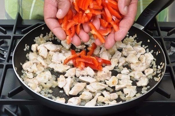 Куриное филе в сливках с перцем.