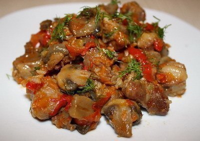 МЯСО, ТУШЕНОЕ С ШАМПИНЬОНАМИ И СЛАДКИМ ПЕРЦЕМ 