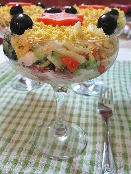 Праздничный салат с тунцом 