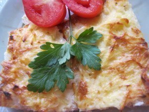 Курица запеченная под тертым картофелем