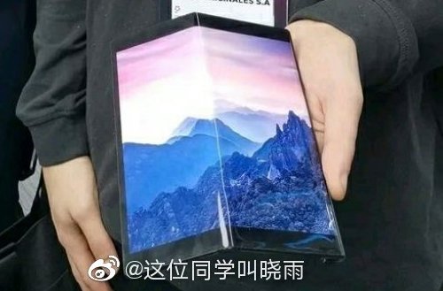 В сети появилась первая «живая» фотография складного смартфона Huawei Mate X