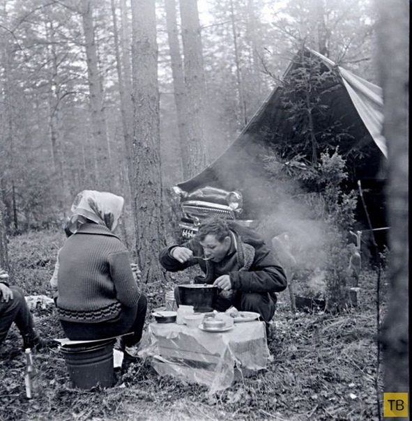 Юрий Гагарин во время пикника в лесу. 1962г.