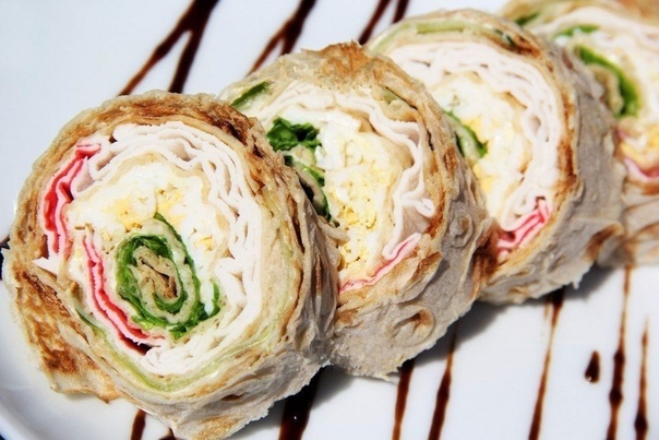 Рулет из лаваша с крабовыми палочками и огурцом 