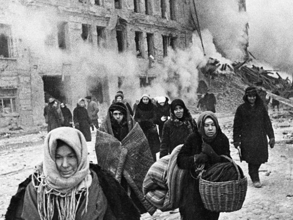Жители блокадного Ленинграда выходят из бомбоубежища после отбоя тревоги 1942 год.