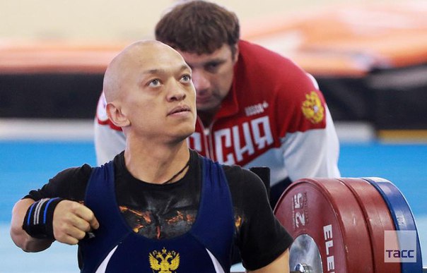 Международная федерация пауэрлифтинга отменила наказание спортсмену Владимиру Балынцу за футболку с Путиным: 