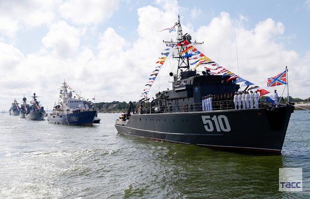 Балтийский флот отметил 315-летие. Был парад и показательные выступления морских пехотинцев: