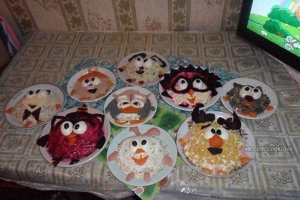 Папа приготовил дочке на день рождения стол из Смешариков, которых она очень любит!