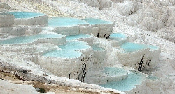 Памуккале (тур. хлопковая замок) - природные бассейны минеральной воды с температурой примерно 35°C. Турция.