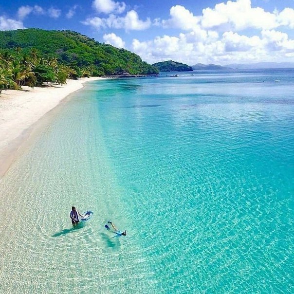 Чистая вода у острова Фиджи