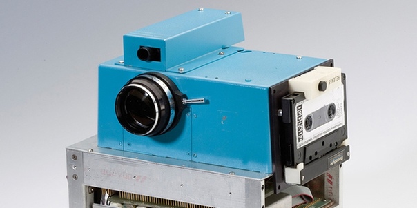 Первый в мире цифровой фотоаппарат 1975 года выпуска. Камера, весом более чем 3,5 кг делала 0,01 мегапиксельные черно-белые фотографии на кассетную ленту. Для создания фотографии требовалось 23 секунды.