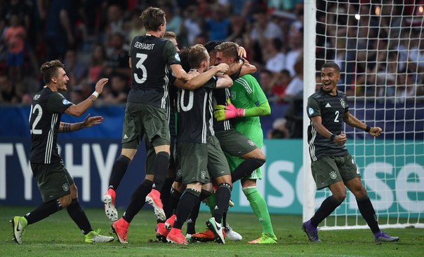 Футболисты сборной Германии стали первыми финалистами чемпионата Европы среди игроков до 21 года, который проходит в Польше, в серии пенальти обыграв англичан
