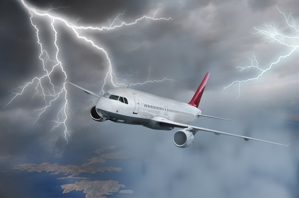 Видео о том, опасен ли удар молнии для самолета. 