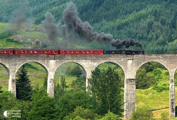 Знаменитый Хогвардс Экспресс, на котором Гарри Поттер и его друзья ездили в школу. В реальной жизни у поезда тоже есть имя - это Jacobite Steam Train, ходит он 2 раза в день по маршруту Форт Вильям - Маллэг, из Англии в Шотландию.