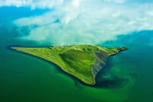 Кратер на озере Миватн, Исландия