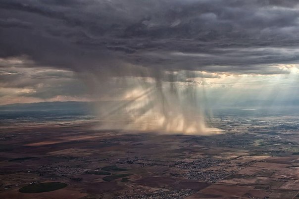 Дождь над равниной - вид из самолета