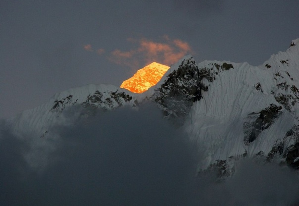 Отблески солнца на Эвересте