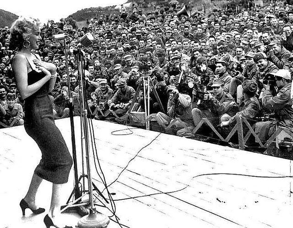 Мэрилин Монро разговаривает с южнокорейскими солдатами, 1954 год