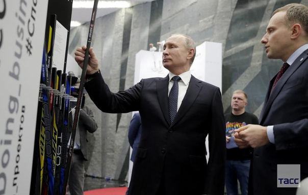 Представители Клуба лидеров Агентства стратегических инициатив подарили Владимиру Путину композитную клюшку с надписью 