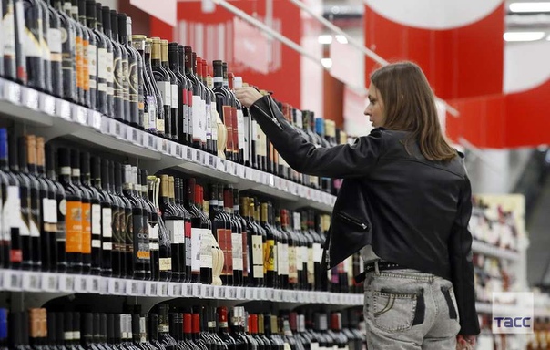 Россияне поддерживают запрет продажи крепкого алкоголя лицам моложе 21 года. Эта инициатива Минздрава реализуется в рамках нацпроекта 